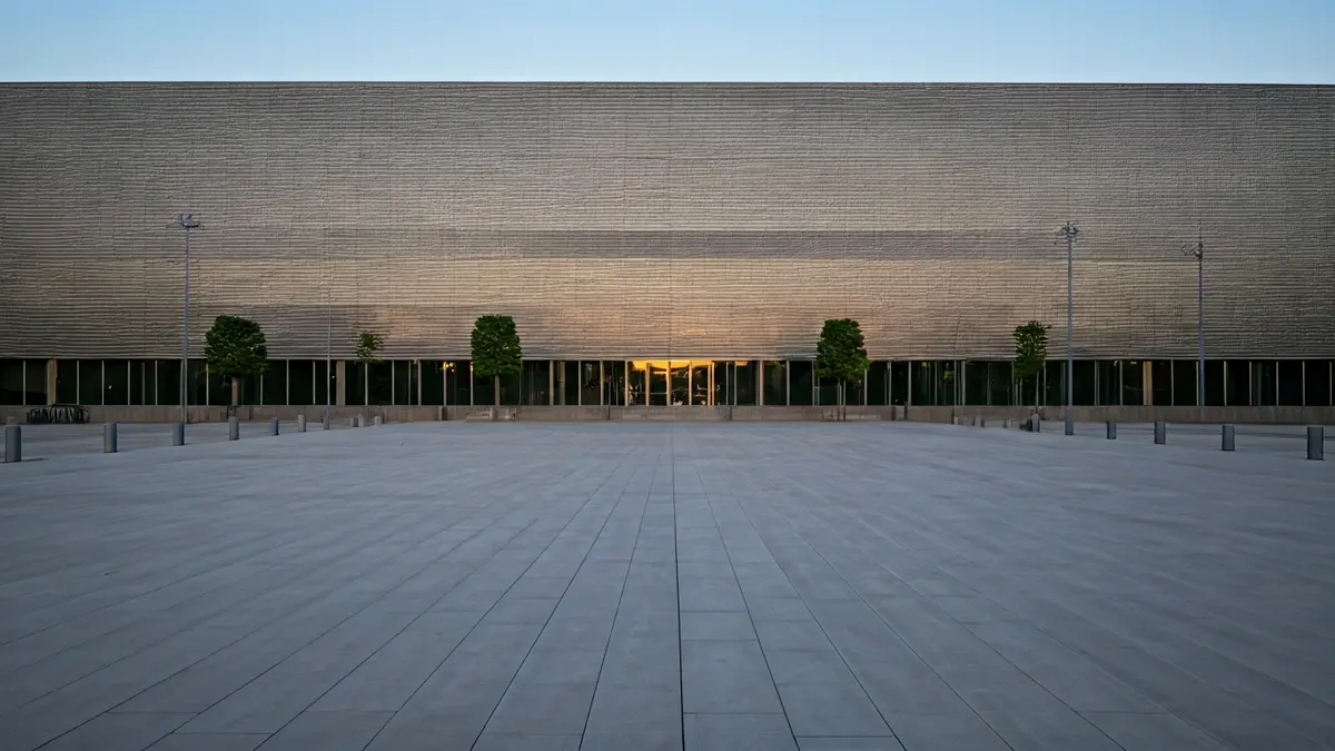 Imagen de un espacio al aire libre preparado para un festival de música.